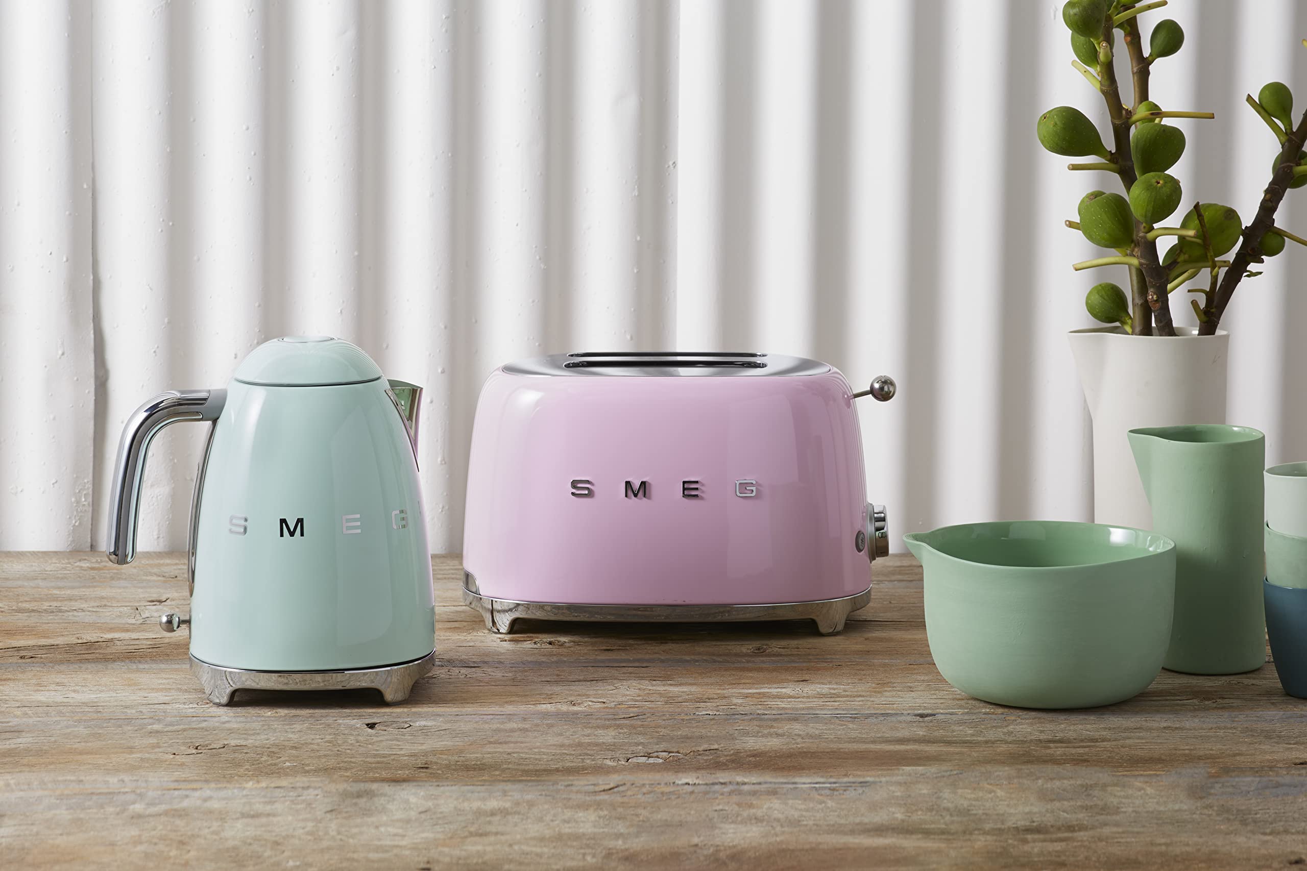 Bandeja de migas removible facilita la limpieza en SMEG TSF01PKUS.
