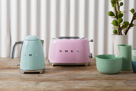 Bandeja de migas removible facilita la limpieza en SMEG TSF01PKUS.
