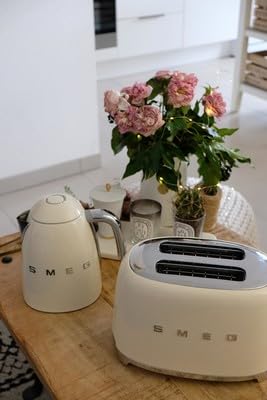 Tostadora SMEG colección de color crema combina con otros electrodomésticos