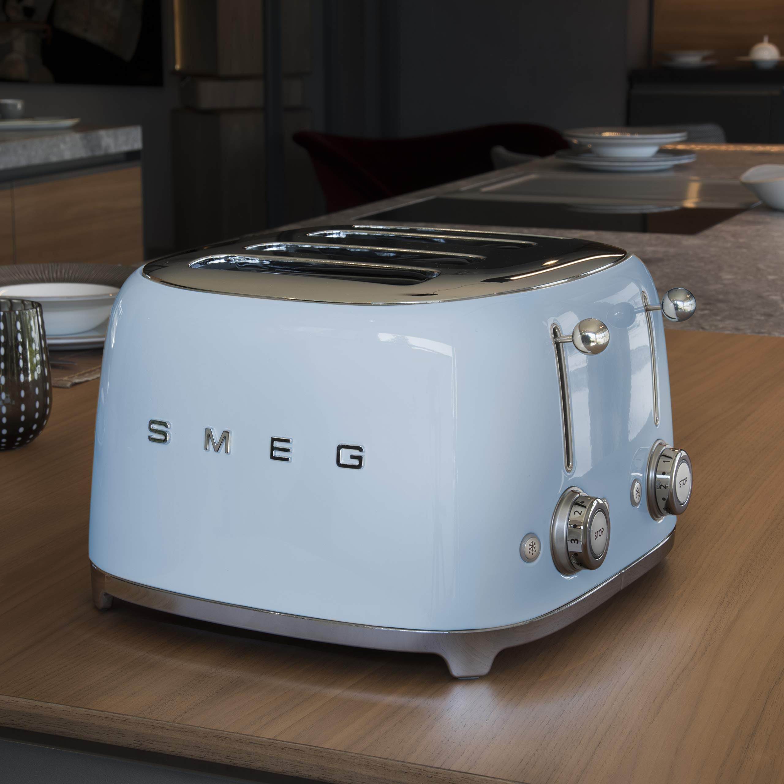 Tostadora Smeg con controles independientes para dorar dos rebanadas de forma simultánea.