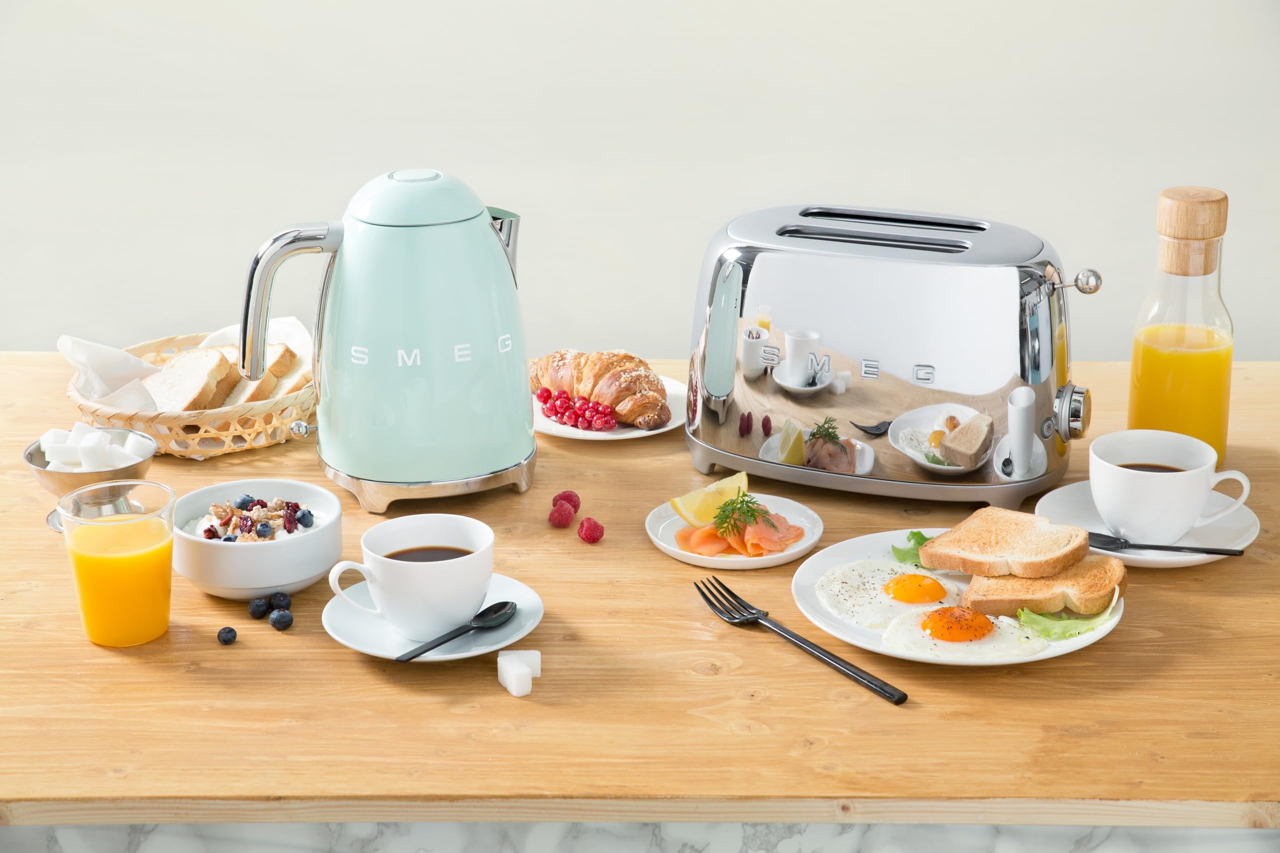 Tostadora Smeg TSF01 con seis niveles de dorado para ajustar el tostado