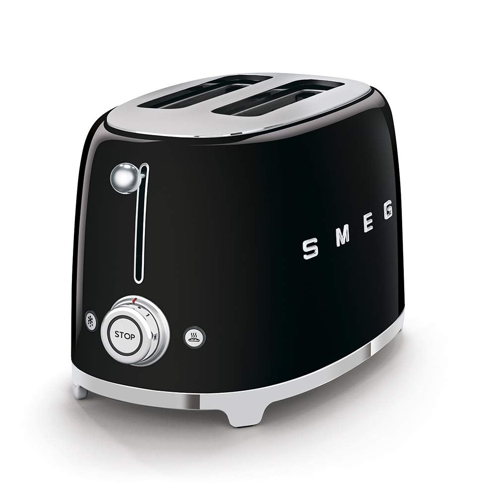 Tostador SMEG TSF01 con ranuras anchas para pan artesanal.