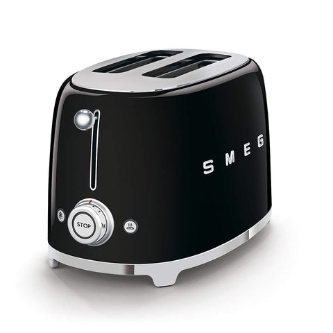 Tostador SMEG TSF01 con ranuras anchas para pan artesanal.