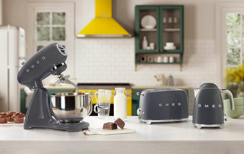 Smeg TSF01GRUS: cuerpo de acero con recubrimiento en polvo y acabado duradero.