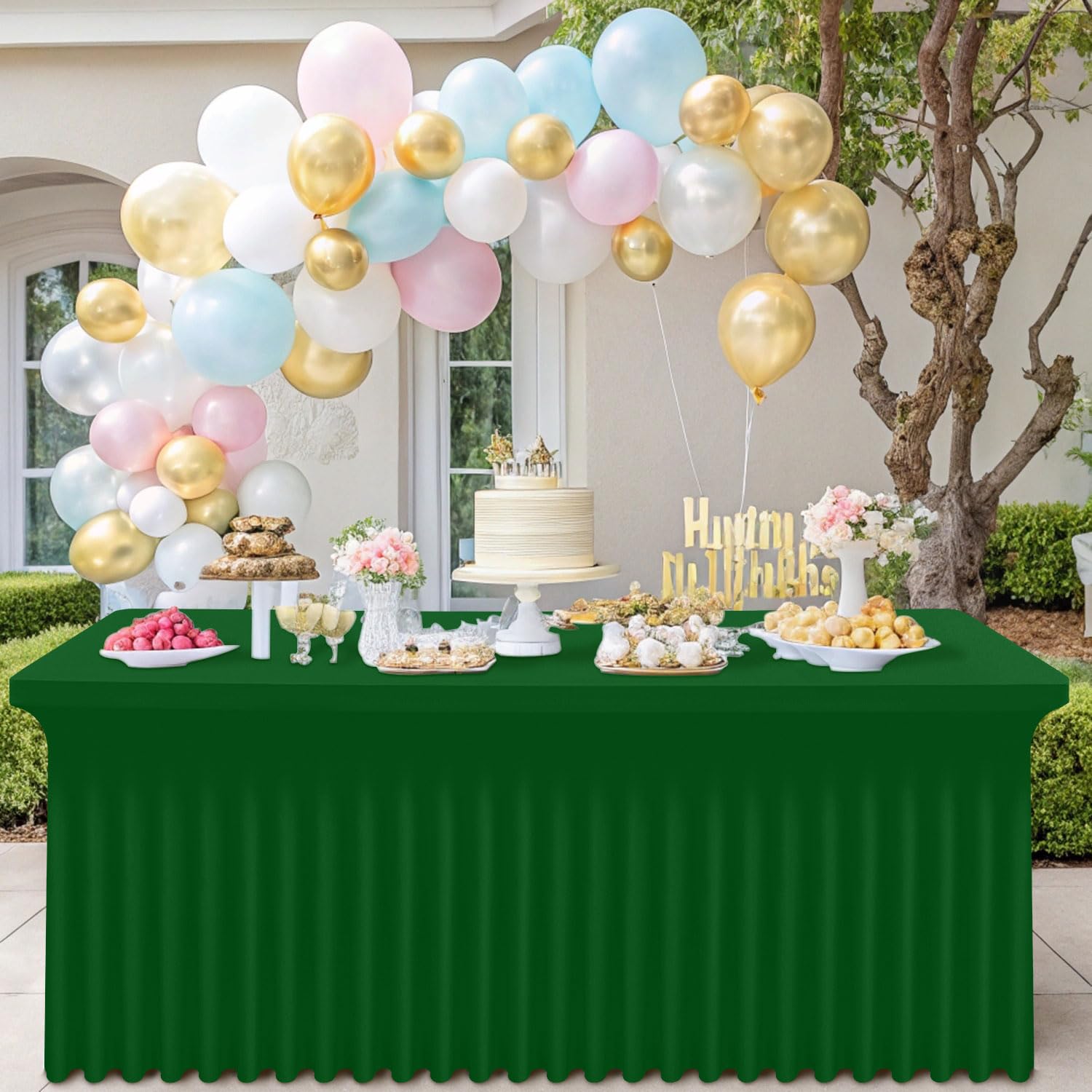 Smiry mantel color esmeralda realza la mesa para banquetes.