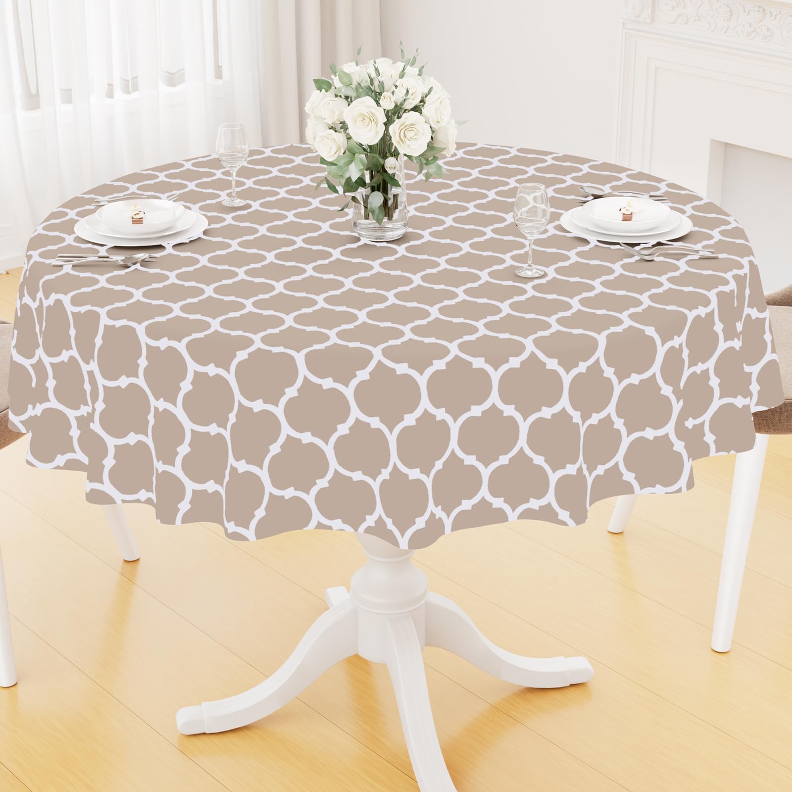 Mantel plástico redondo Smiry de 60 pulgadas en khaki protege la mesa de manchas.