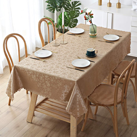 Smiry mantel rectangular con bordes ondulados, añade elegancia festoneada a la mesa.