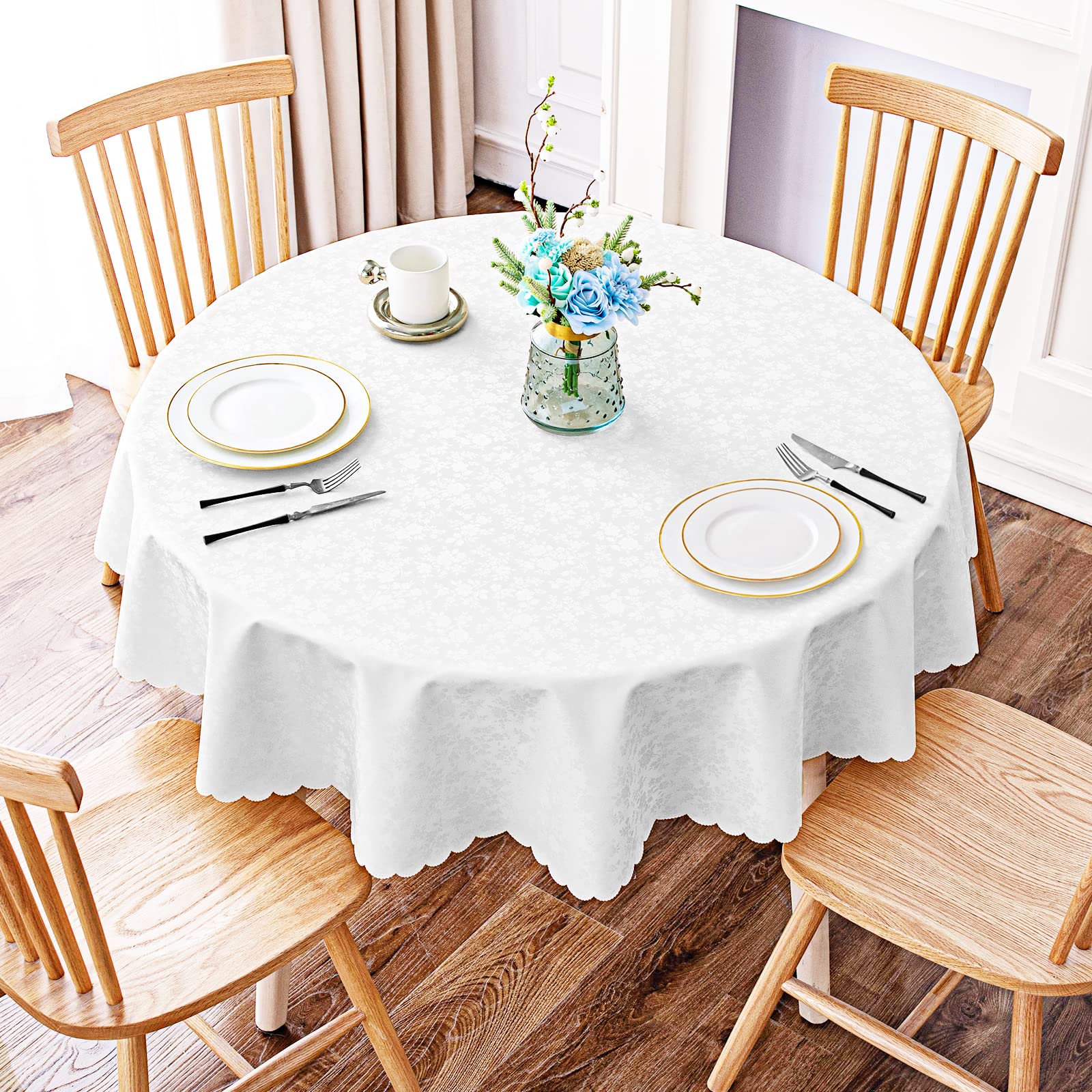 Smiry mantel con relieve floral y borde festoneado para cena elegante.