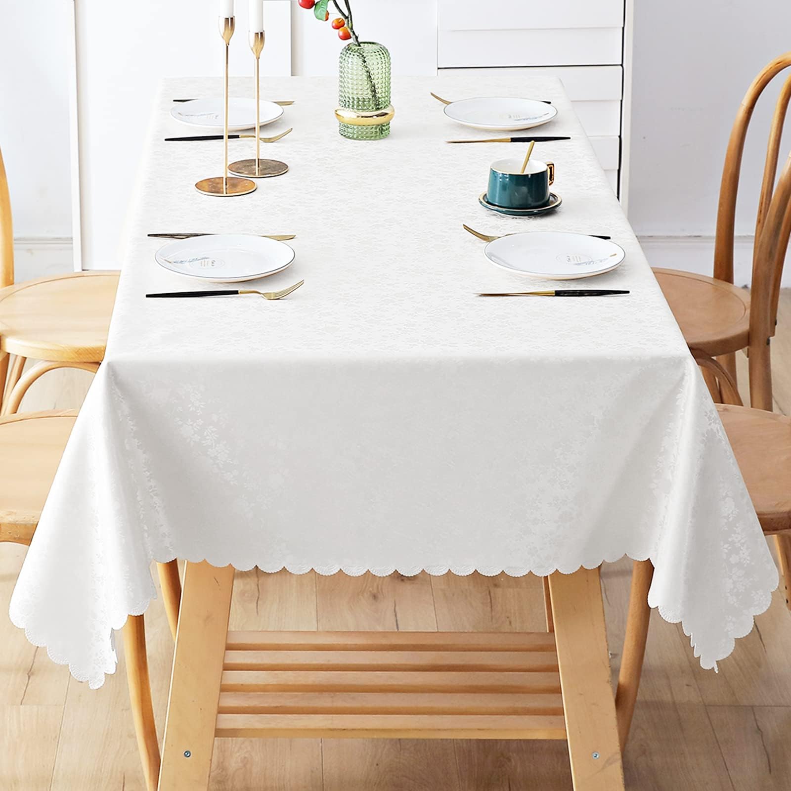 Smiry mantel decorativo con relieve floral para ambiente elegante.