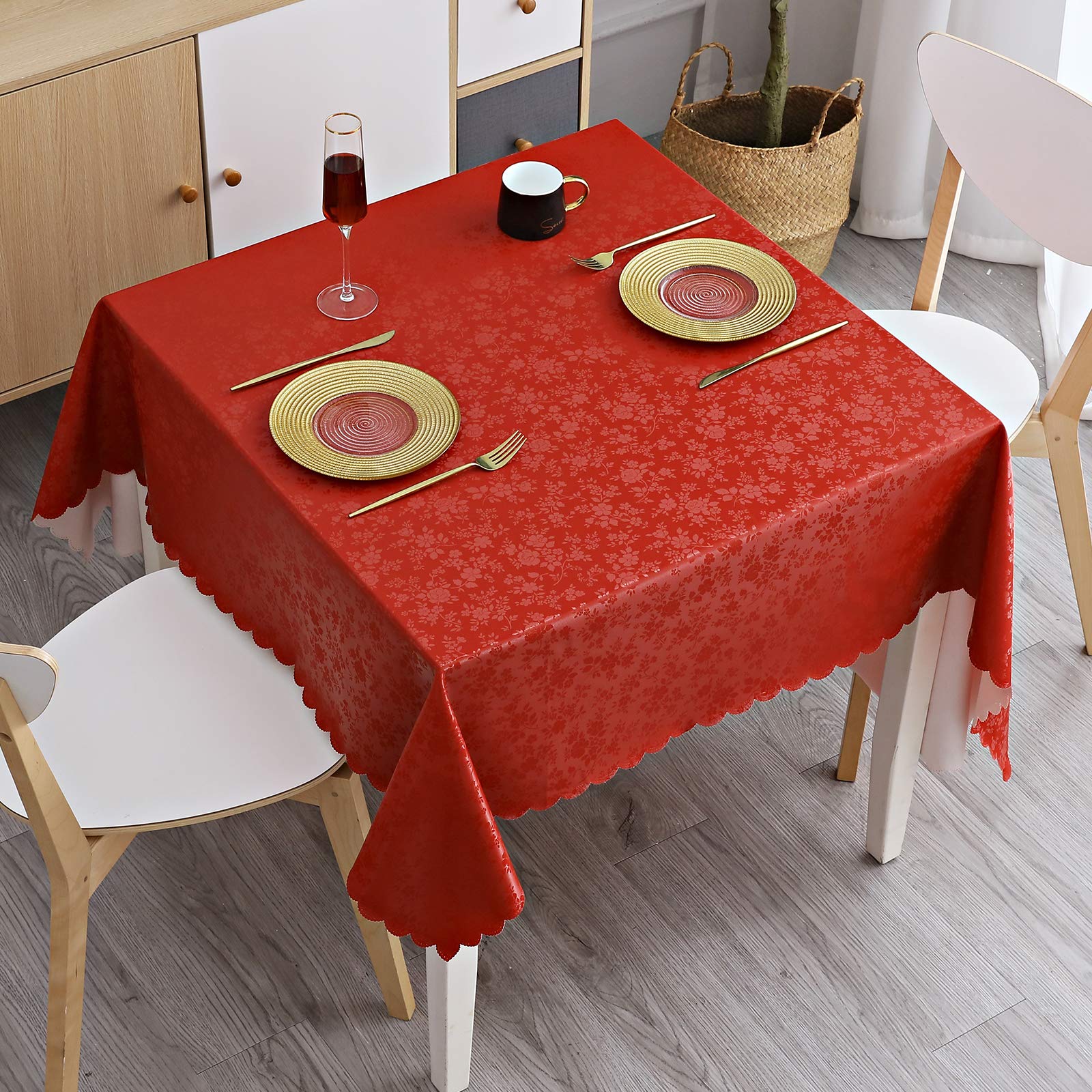Mantel Smiry relieve floral y bordes festoneados para un toque elegante.