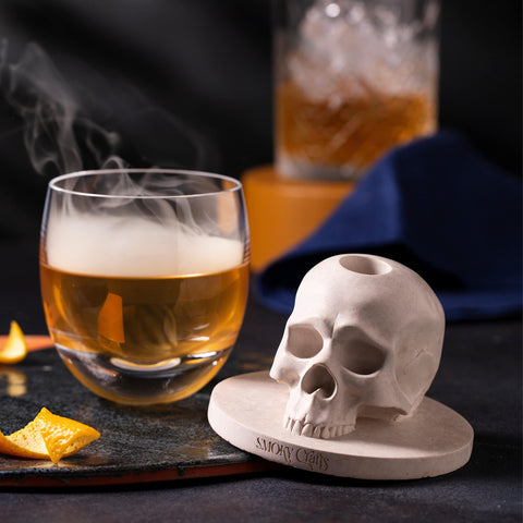Disposición del kit Smoky Crafts en mesa/bar para coctelería en casa.