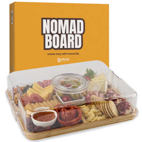 Tablero Snacksentials de charcutería con tapa para transporte seguro.