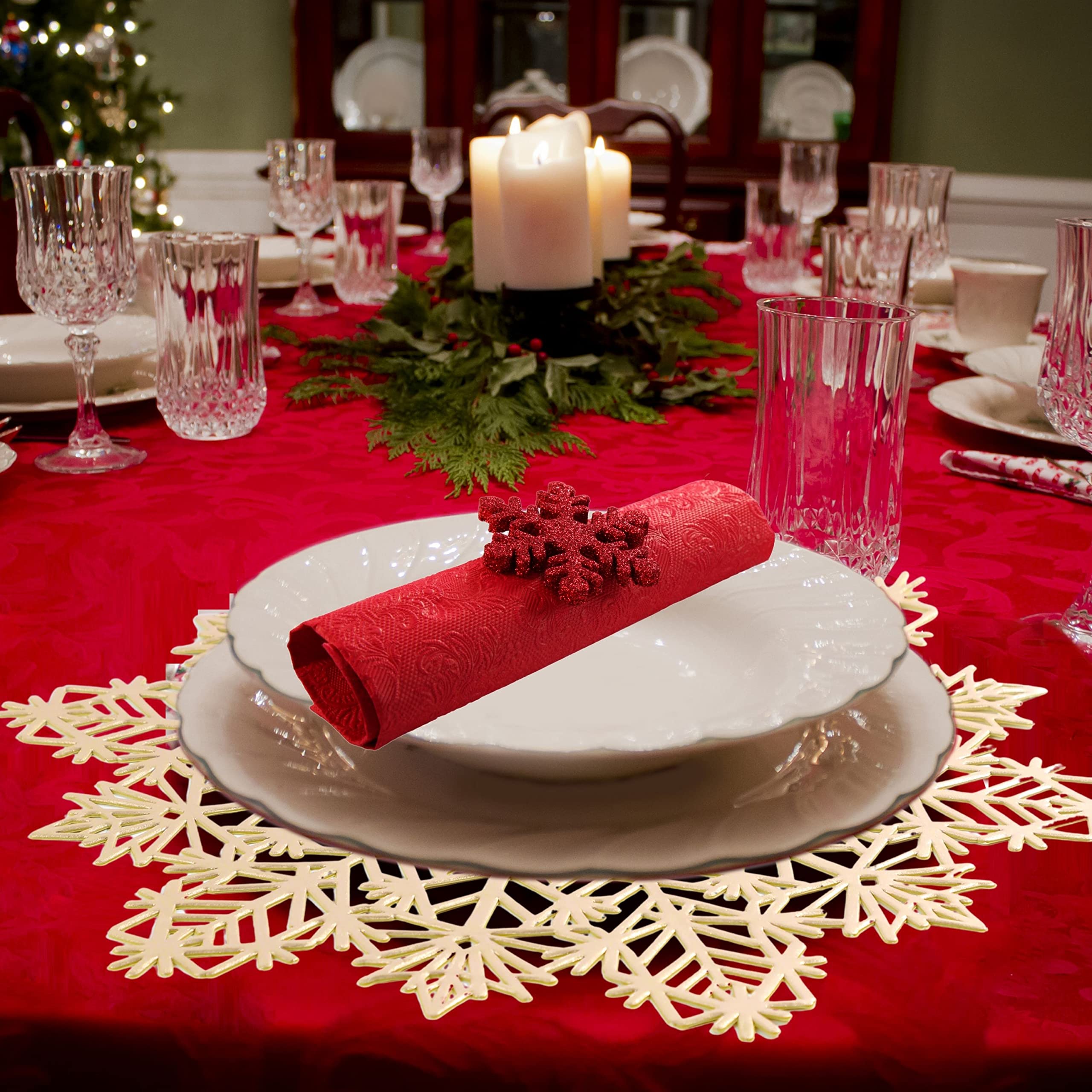 Ambiente navideño con manteles plateados, ideal para cenas y regalos prácticos de temporada.