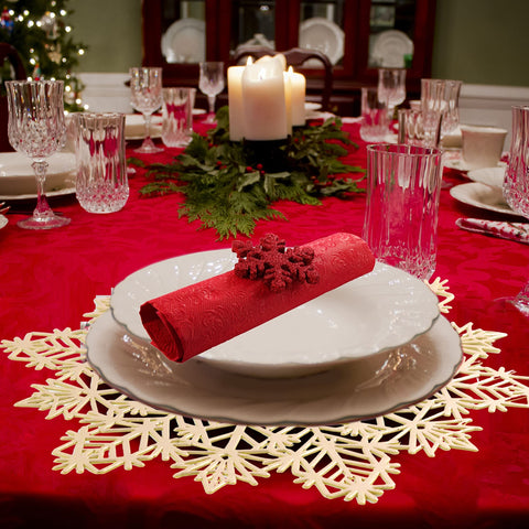 Ambiente navideño con manteles plateados, ideal para cenas y regalos prácticos de temporada.