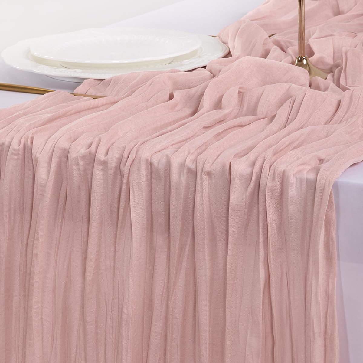 Socomi mesa de comedor decorada con el camino rosa para ambiente acogedor