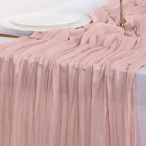 Socomi mesa de comedor decorada con el camino rosa para ambiente acogedor