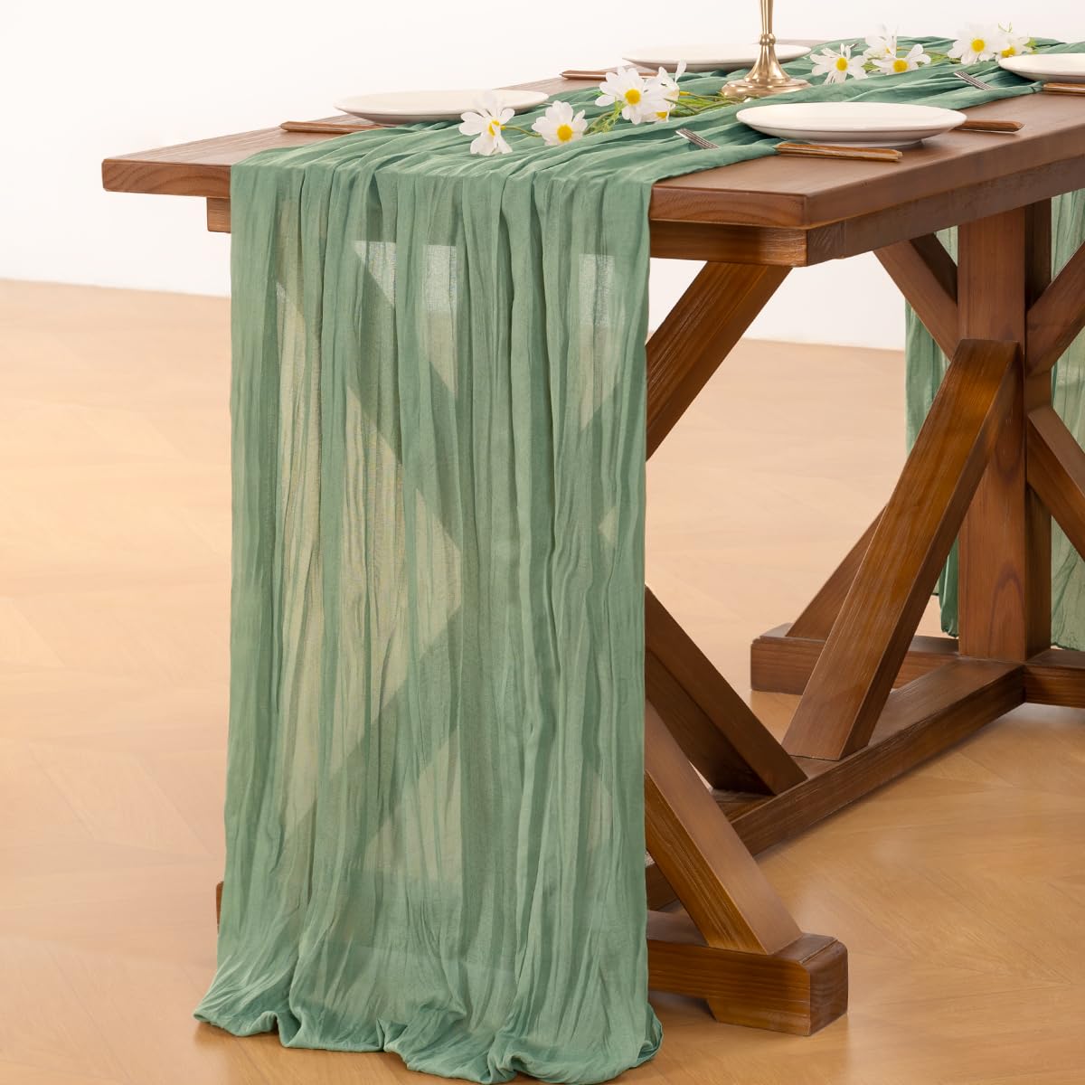 Socomi camino de mesa gasa verde salvia, versátil para cenas y celebraciones.