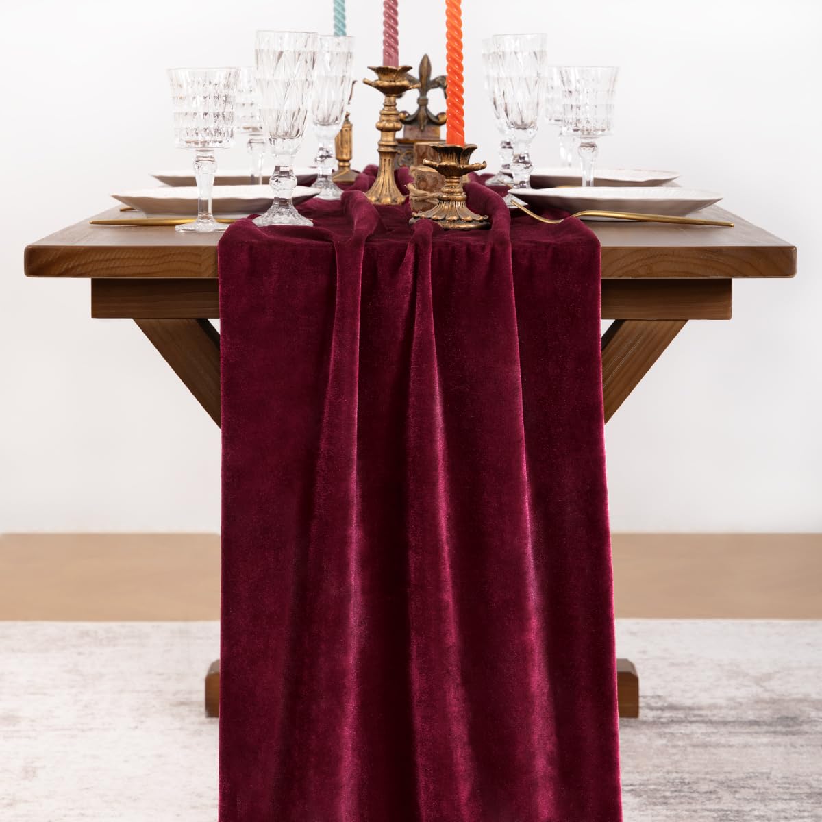 Socomi camino de mesa burdeos de terciopelo, textura suave para reuniones festivas