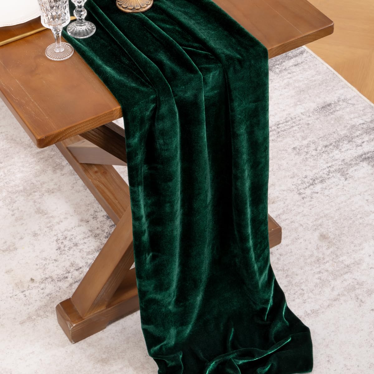 Socomi camino de mesa velvet verde esmeralda utilizado en boda para ambiente refinado