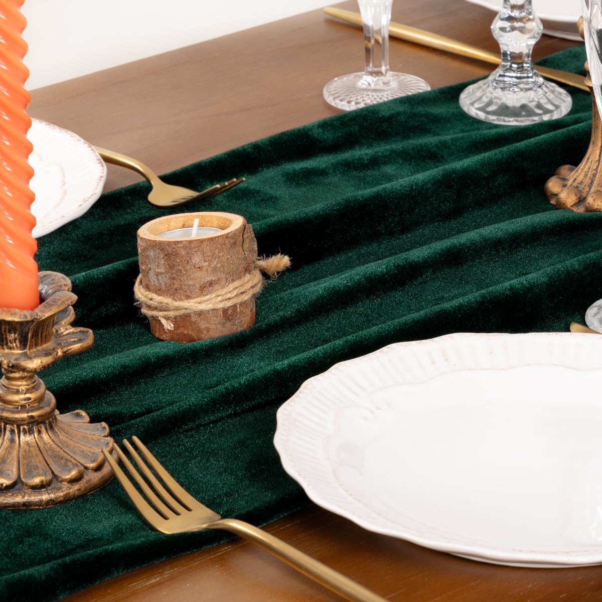 Socomi escena de celebración con runner de terciopelo verde esmeralda, crea ambiente cálido.