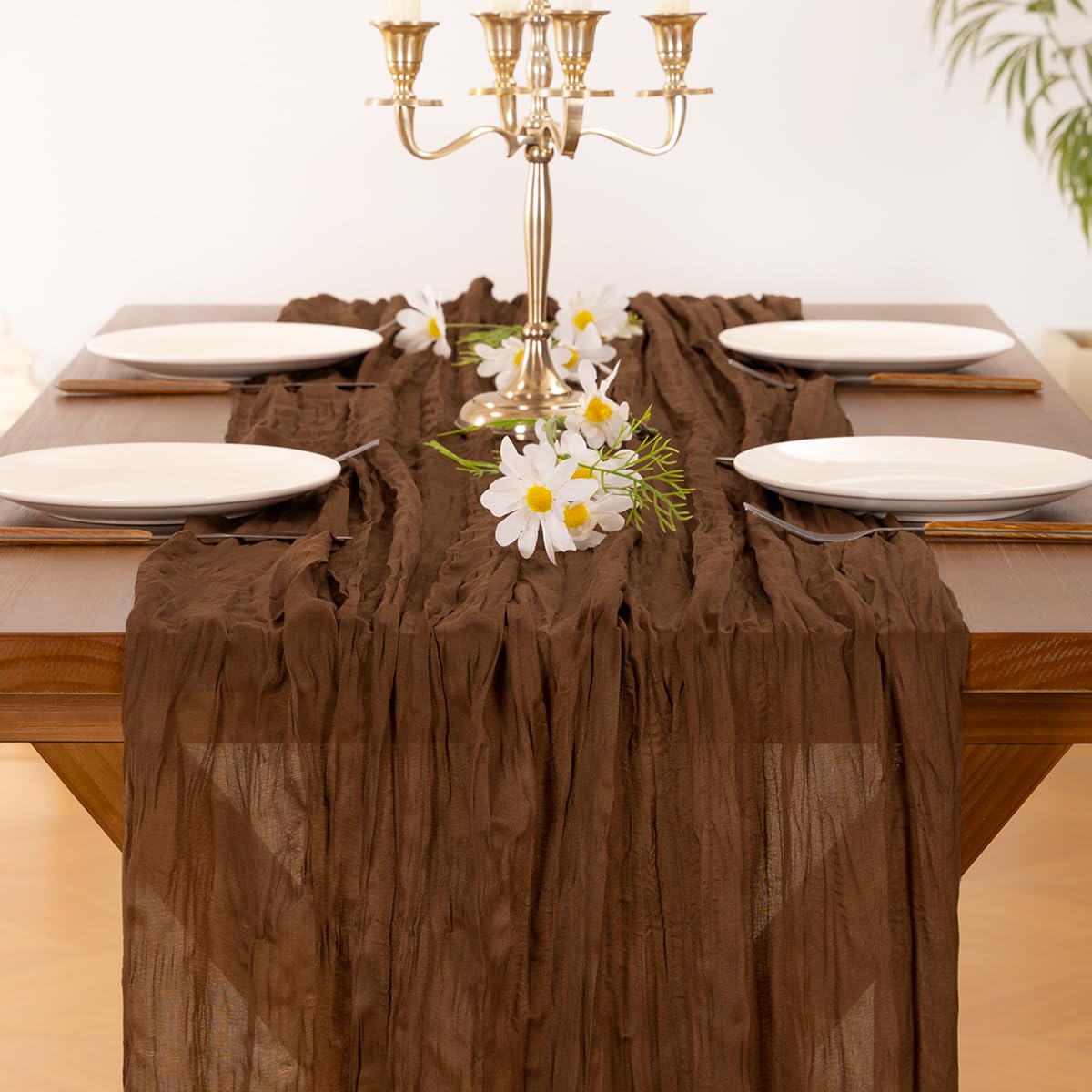 Socomi escena de mesa con camino de gasa para fiestas y cenas.