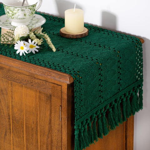 Socomi mantel corredor con franjas de macramé realza el estilo rústico.