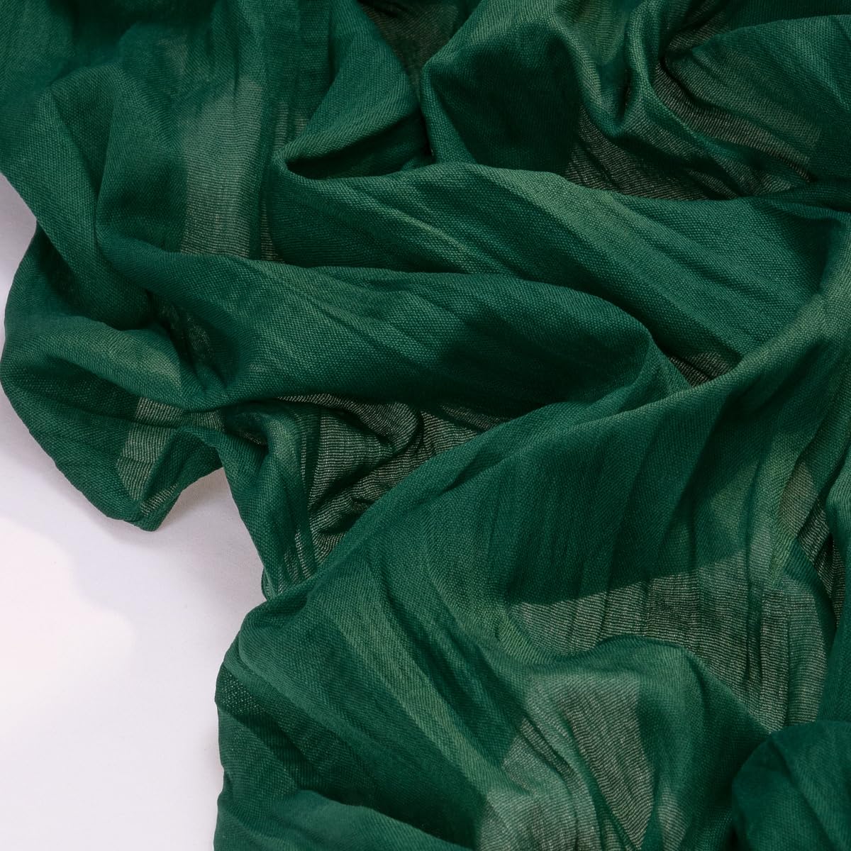 Socomi mantel gasa verde esmeralda con bordes costura reforzados para acabado limpio y duradero.