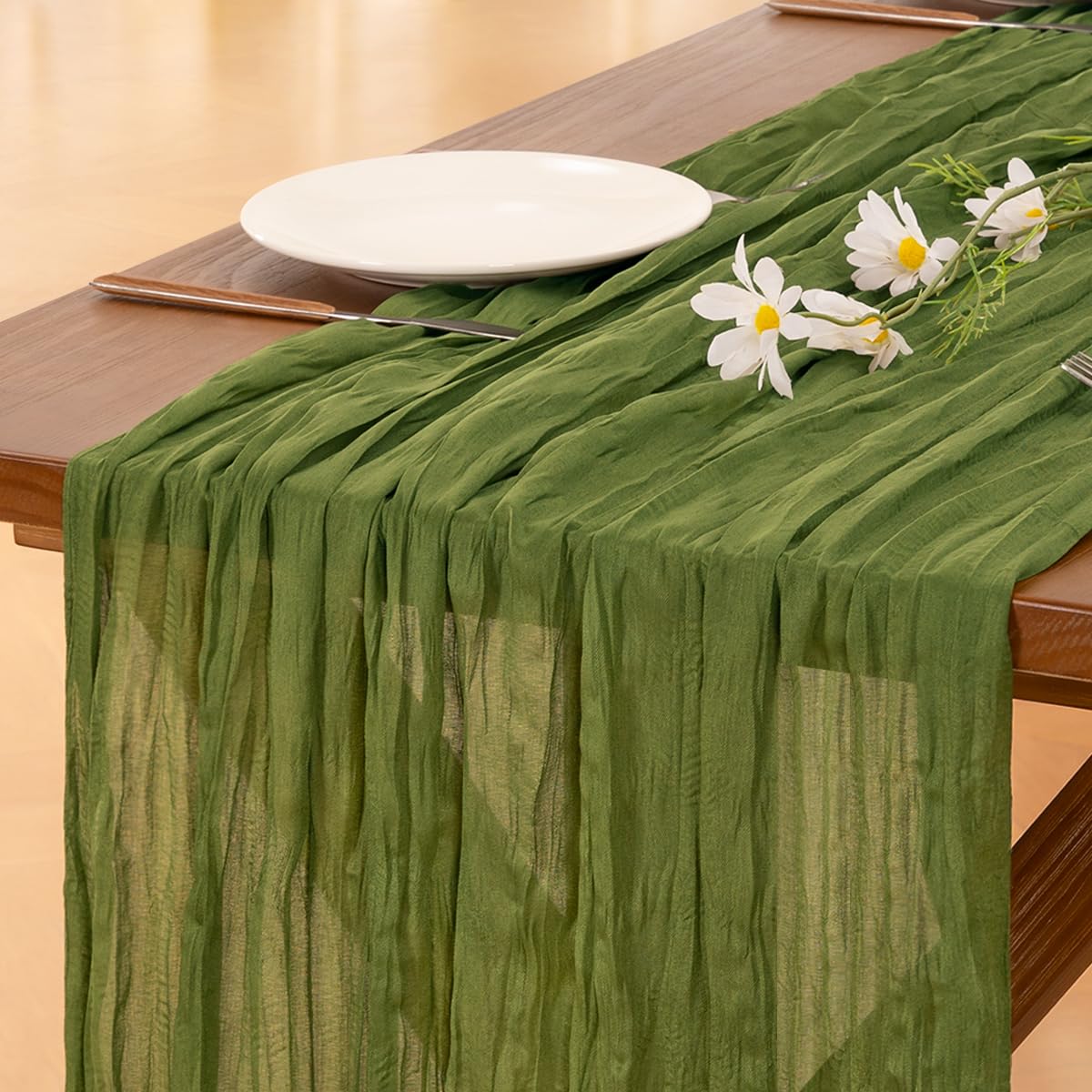Mantel Socomi de gasa verde oliva para bodas con estilo rústico.