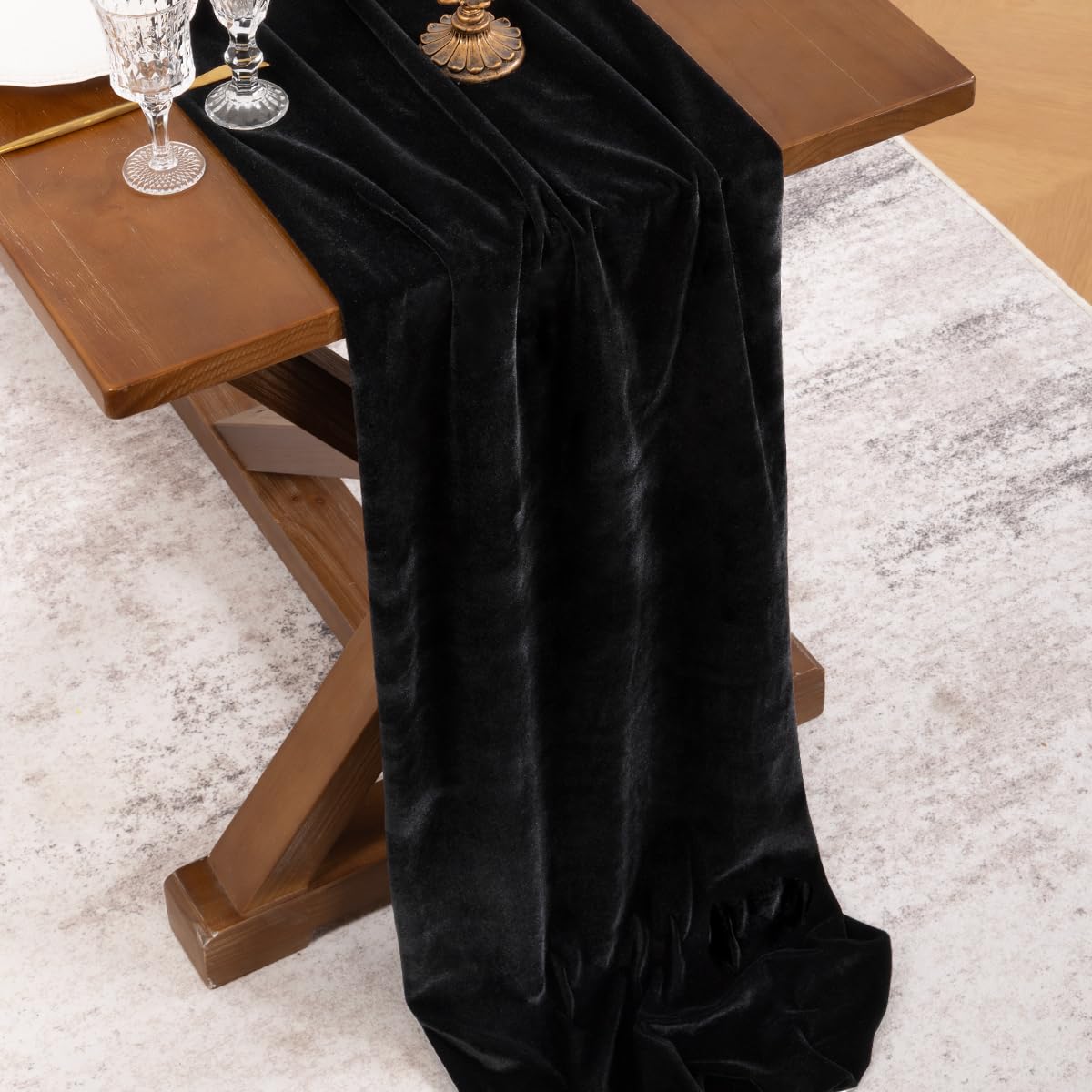 Mantel Socomi terciopelo para crear un ambiente elegante en la mesa.