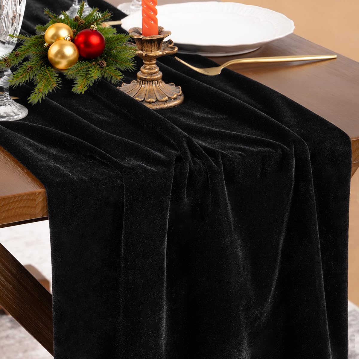 Mantel Socomi de terciopelo negro 20x120 pulgadas para una mesa elegante.
