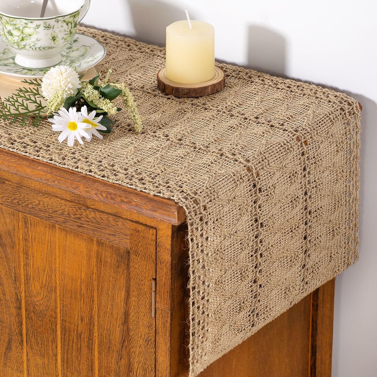 Socomi barra decorativa de mesa boho en arpillera, ideal como centro cálido.