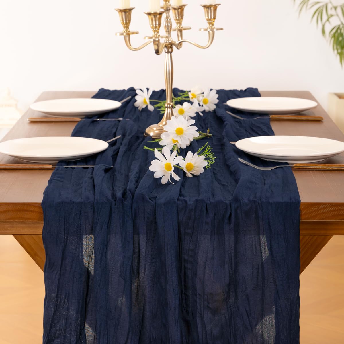 Socomi ambiente de mesa con gasa azul marino, textura rústica.