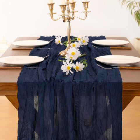 Socomi ambiente de mesa con gasa azul marino, textura rústica.