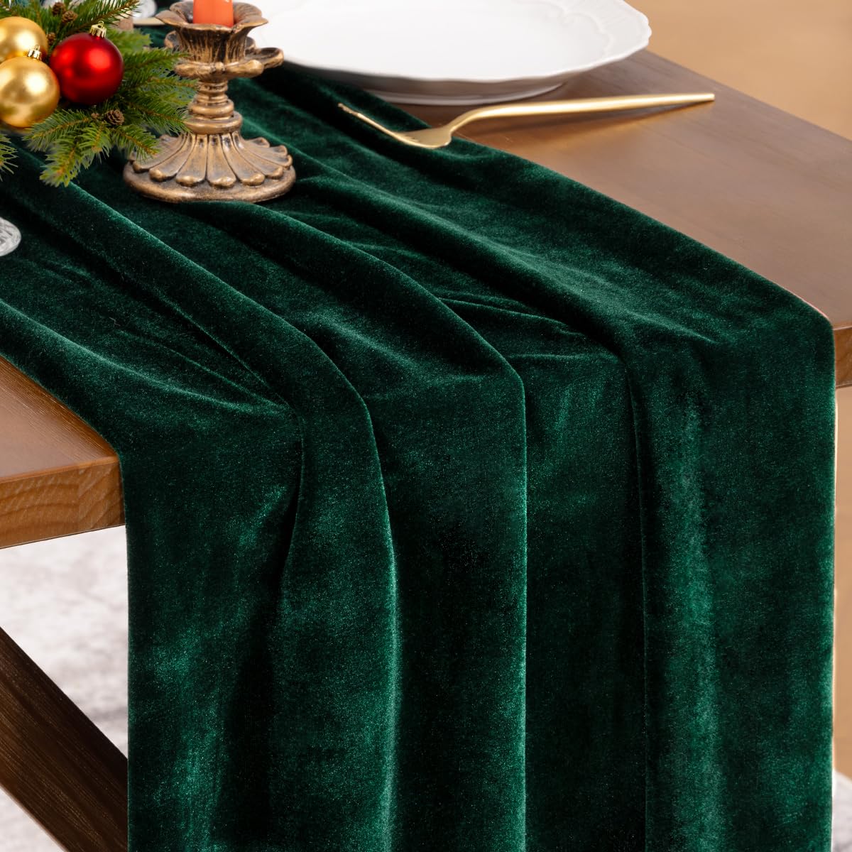 Socomi tapete de terciopelo verde esmeralda, textura suave para una mesa elegante en cenas.