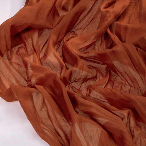 Socomi textura suave de gasa crea ambiente cálido y natural en la mesa.