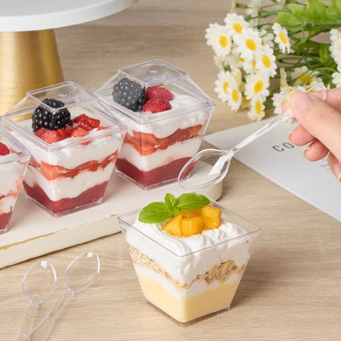 Soelomu copas postre cuadradas claras, ideal para porciones individuales.