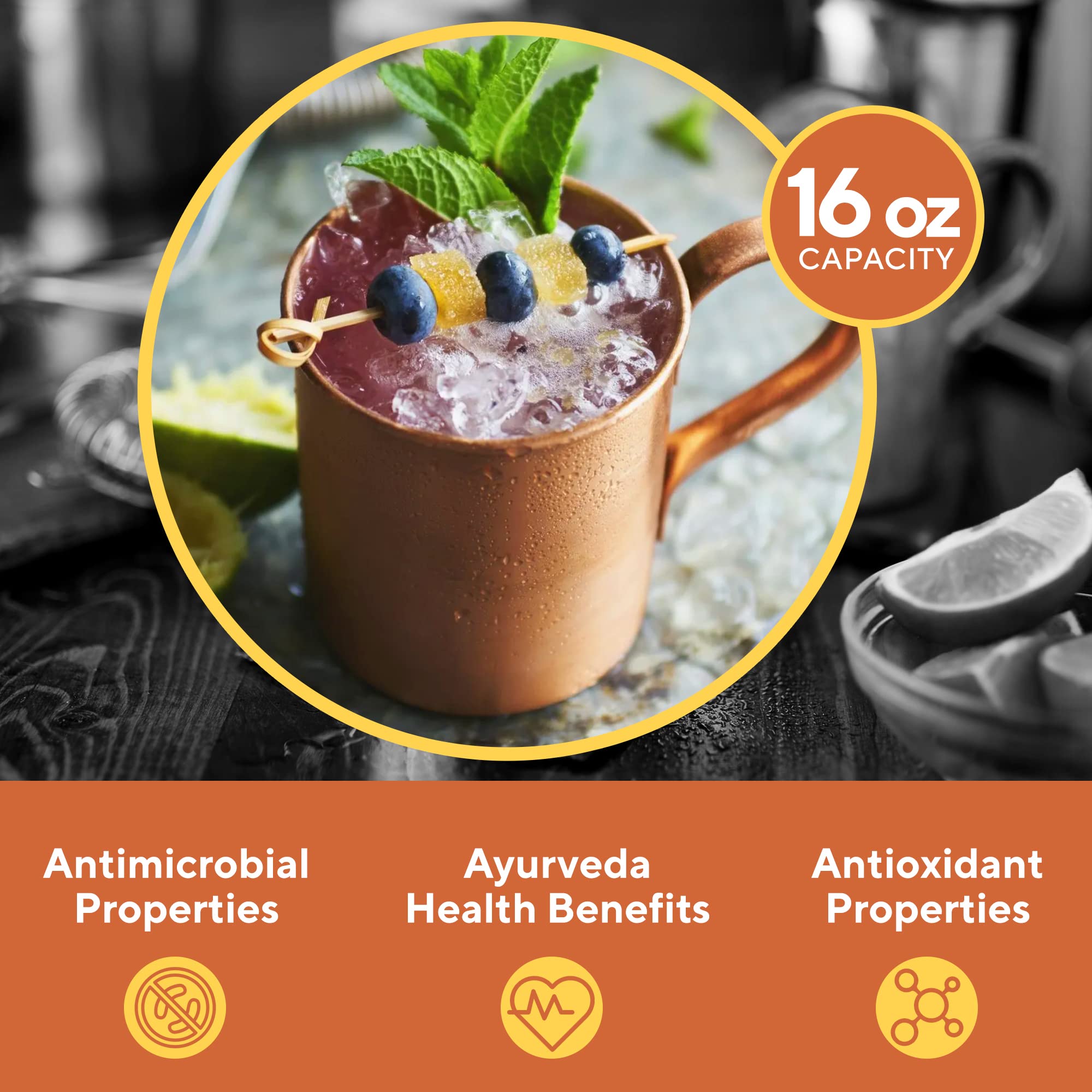 Solid Copper Moscow Mule en mesa con hielo para refrescar.