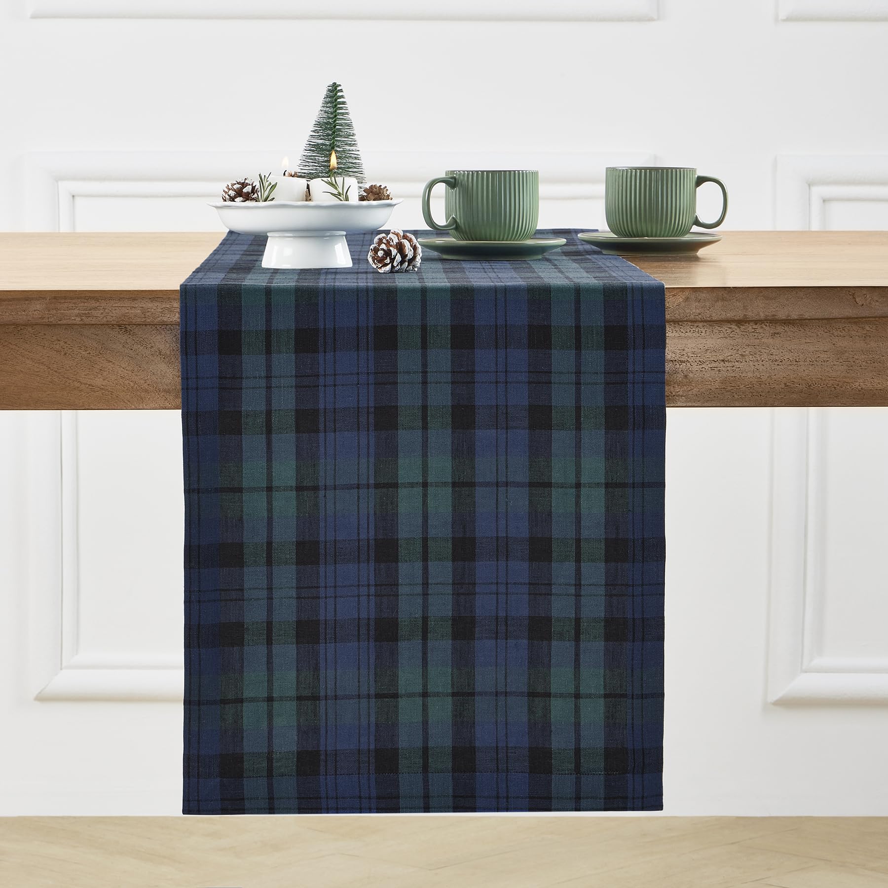 Solino Home lino con cuadros azul-verde en mesa, elegancia natural para comedor.
