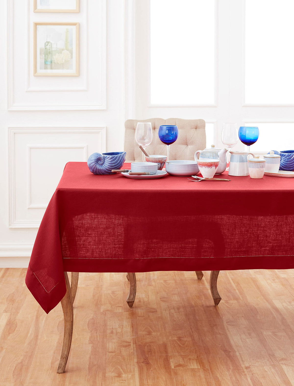 Solino Home mantel de lino rojo con borde hemstitch, elegante para cenas formales.