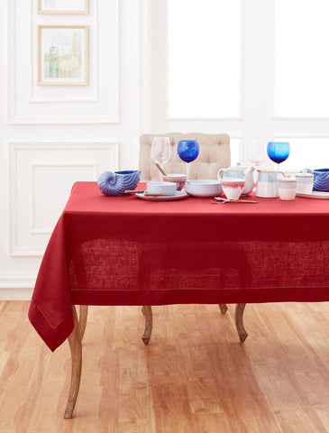 Solino Home mantel de lino rojo con borde hemstitch, elegante para cenas formales.