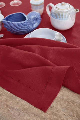 Mantel rojo de lino Solino Home lavable a máquina, práctico para uso diario.