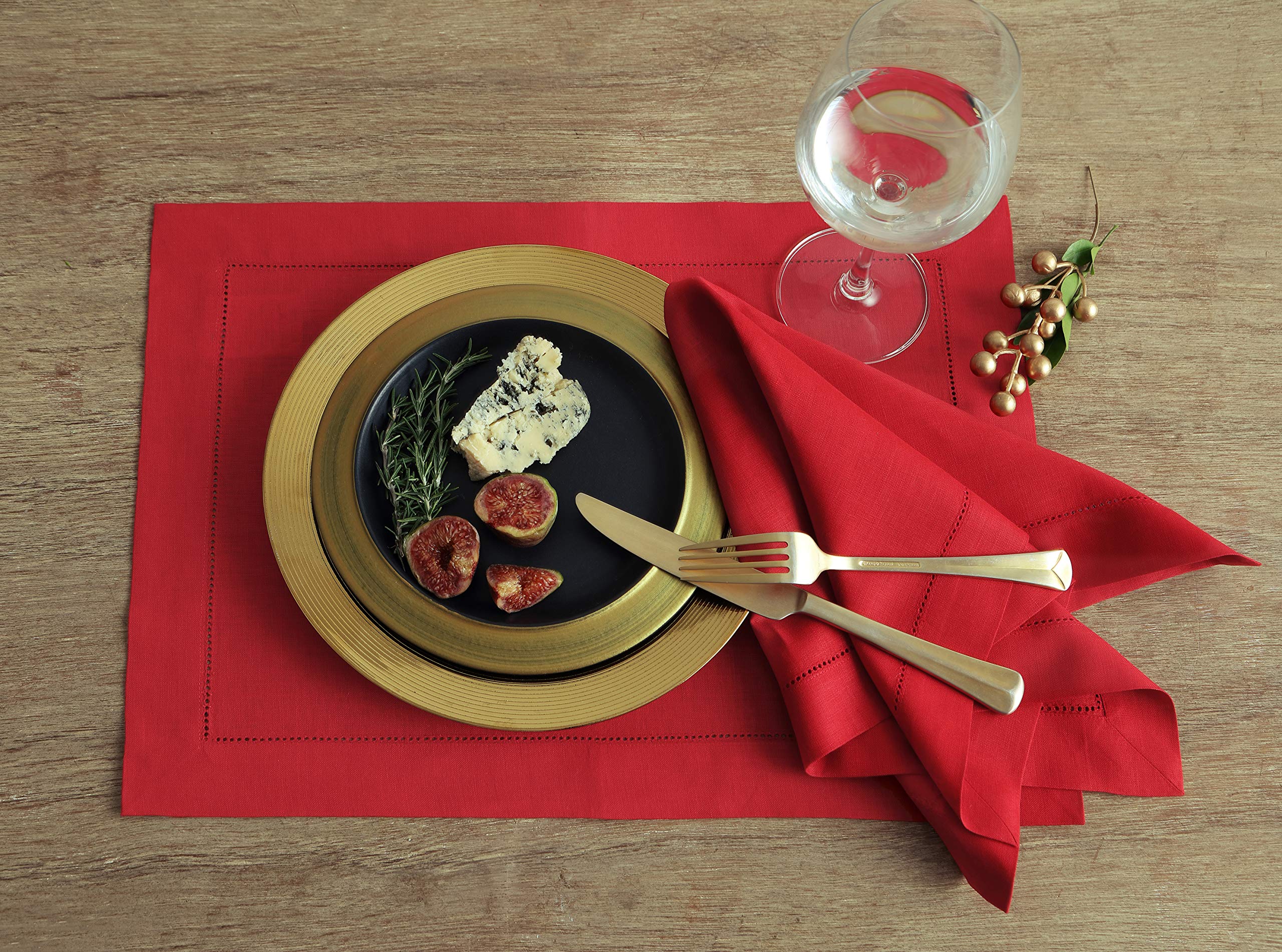 Solino Home: detalle de entredos clásico en servilleta roja 20x20.