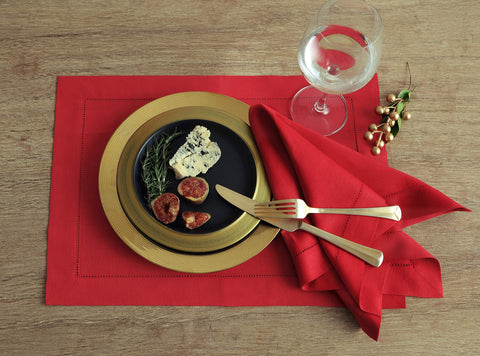 Solino Home: detalle de entredos clásico en servilleta roja 20x20.