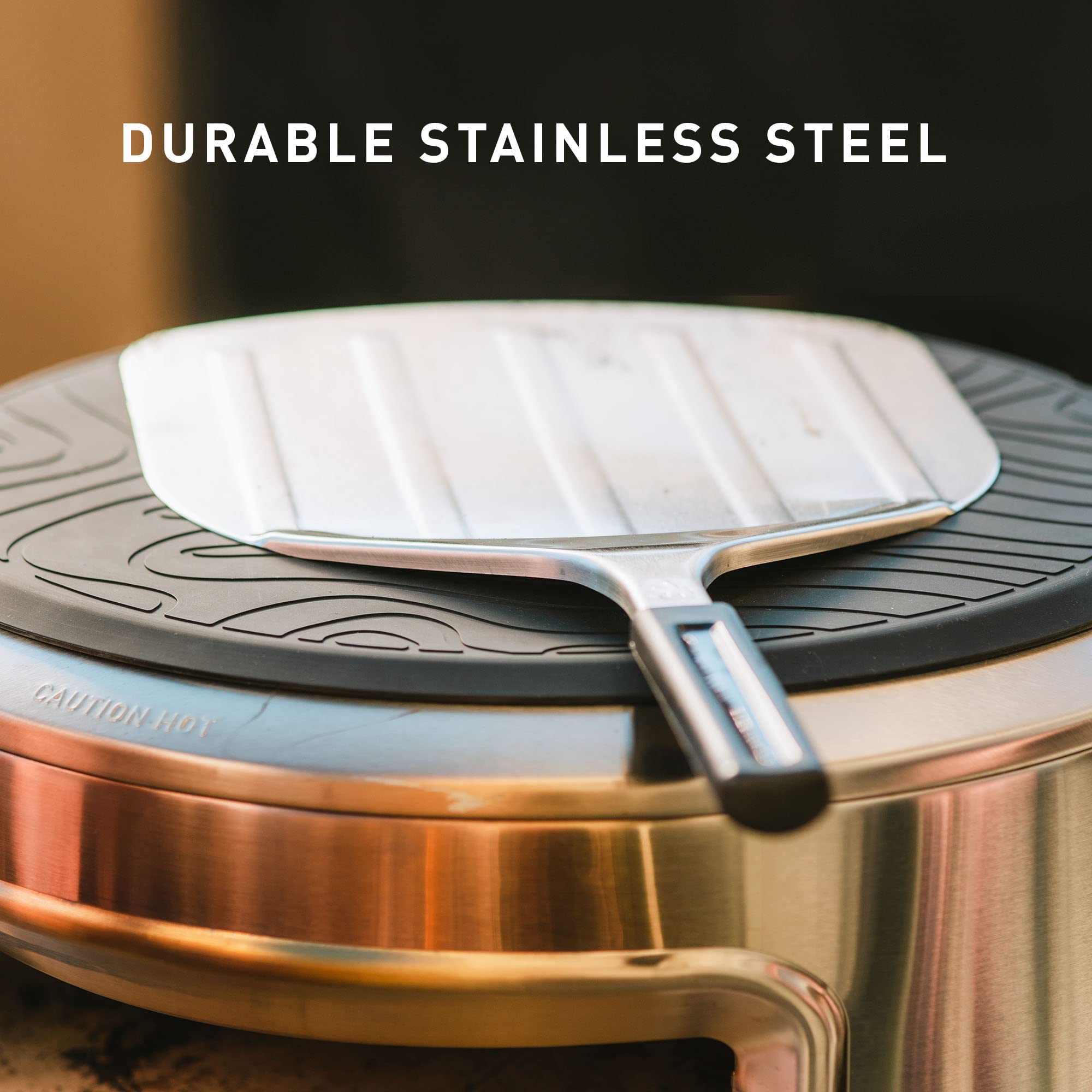 Pala con ranuras integradas de Solo Stove para pizzas grandes y uniformes.