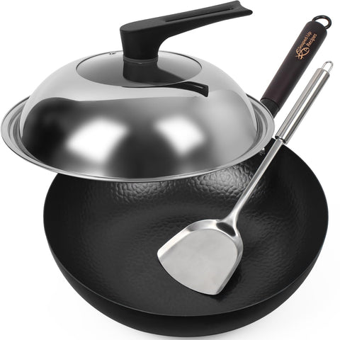 Souped Up Recipes sartén de acero al carbono en uso para salteados eficientes