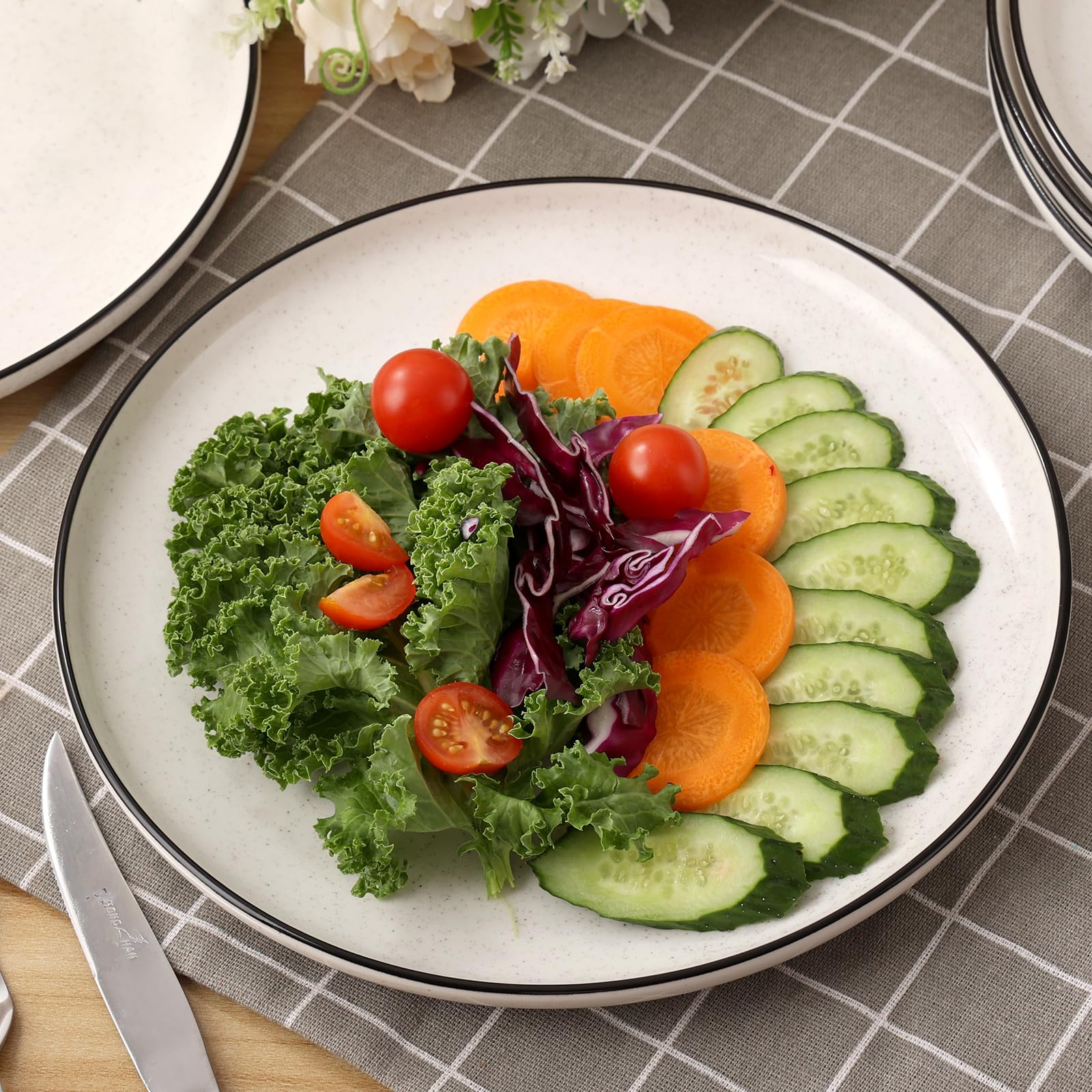 Plato SOVEGLEE con borde negro, diseño elegante para ensaladas o platos principales.