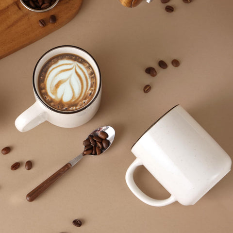 Taza SOVEGLEE con borde negro y acabado moteado para bebidas calientes.