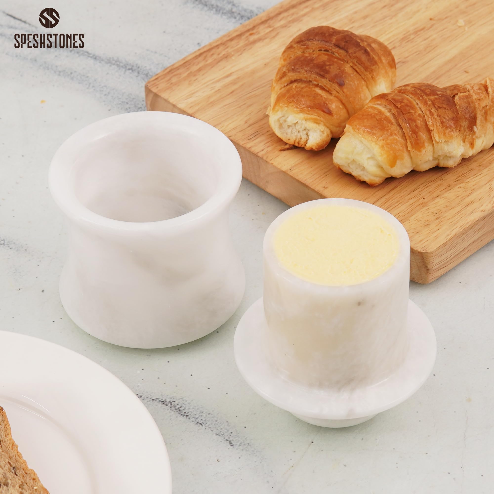 Mantequera SPESHSTONES de mármol blanco, acabado elegante para la encimera de la cocina.
