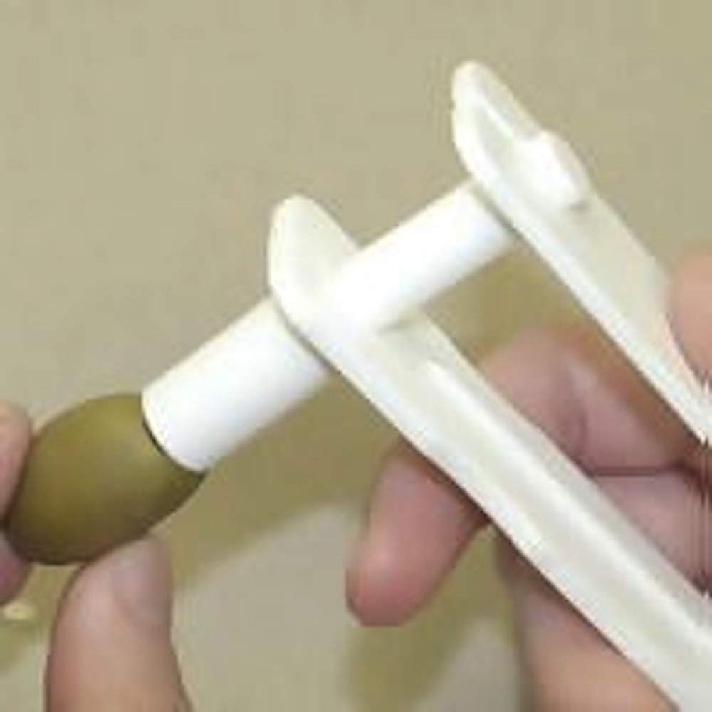 Spill-Stop Olive Express muestra su cuerpo resistente para uso diario.