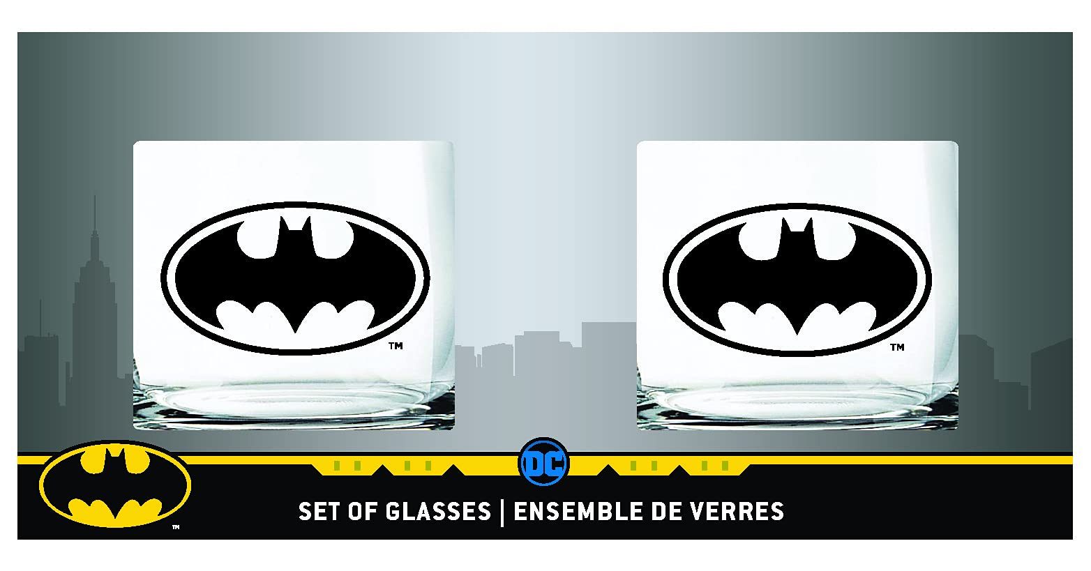Logotipo negro de Batman impreso en una copa, ideal para coleccionistas.